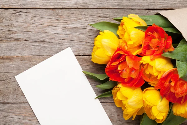 Барвисті тюльпани та вітальна листівка — стокове фото