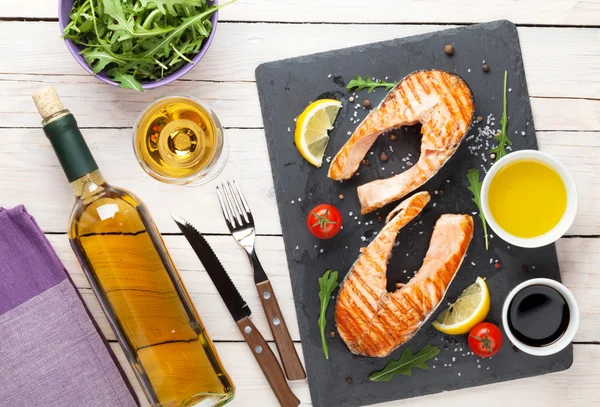 Salmone alla griglia e vino bianco — Foto Stock