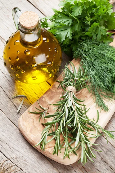 Fresh garden herbs and olive oil — Stock Photo, Image