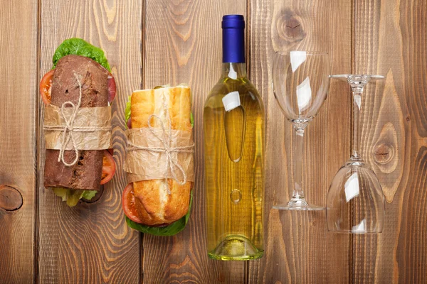 İki sandviç ve beyaz şarap — Stok fotoğraf