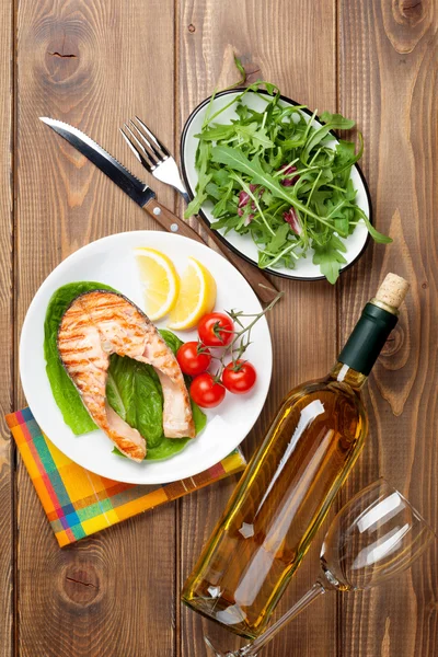 Grilled salmon and white wine — Stock Image Grilled salmon and white wine Royalty Free Stock Images