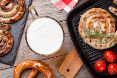 Bira bardağı, ızgara sosis ve simit