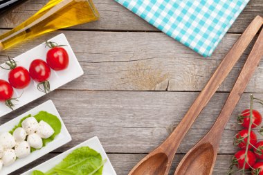 domates, mozzarella ahşap tablo