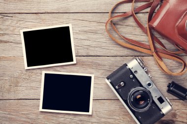 Vintage film fotoğraf makinesi ve fotoğraf kareleri