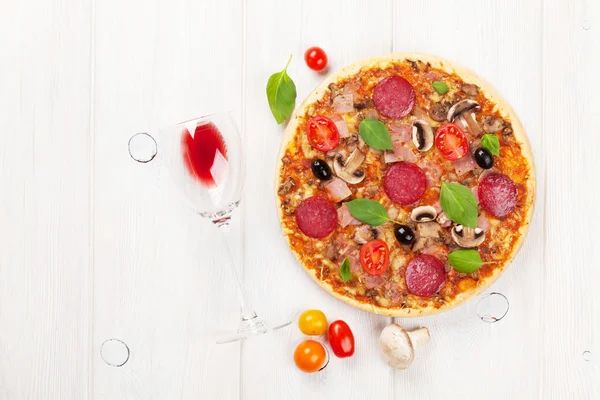 Pizza italiana con pepperoni —  Fotos de Stock