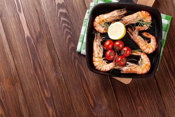 Grilled shrimps on frying pan — Stock Photo, Image