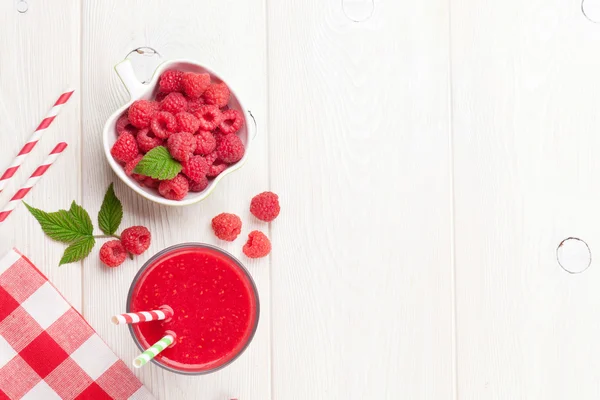 Raspberry smoothie and berries in bowl