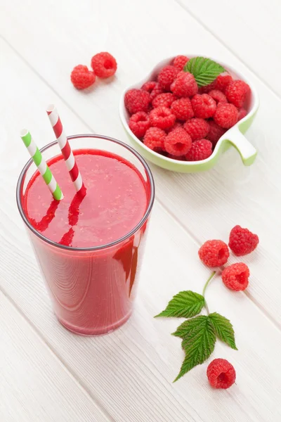 Raspberry smoothie and berries — Stock Photo, Image