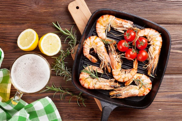 Grilled shrimps on frying pan and beer — Stock Photo, Image