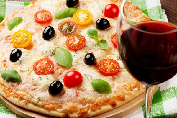 Pizza italiana e vino rosso — Foto Stock