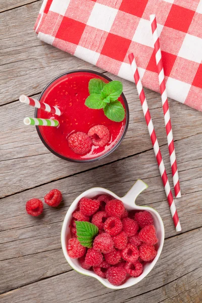Малиновый смузи и ягоды в миске — стоковое фото