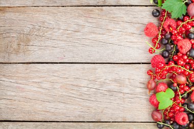 ahşap masa üzerinde olgunlaşmış taze çilek