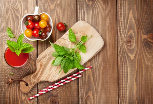 Fresh tomato smoothie with basil — Stock Photo, Image