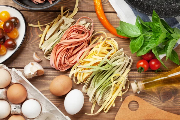 Massas ingredientes para cozinhar e utensílios — Fotografia de Stock