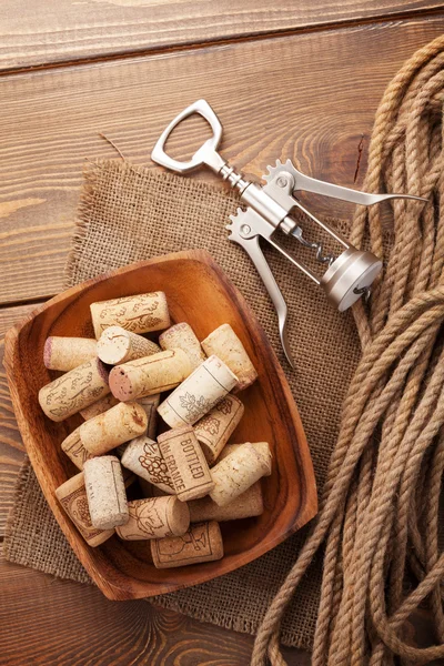 Ciotola con tappi di vino e cavatappi — Foto Stock