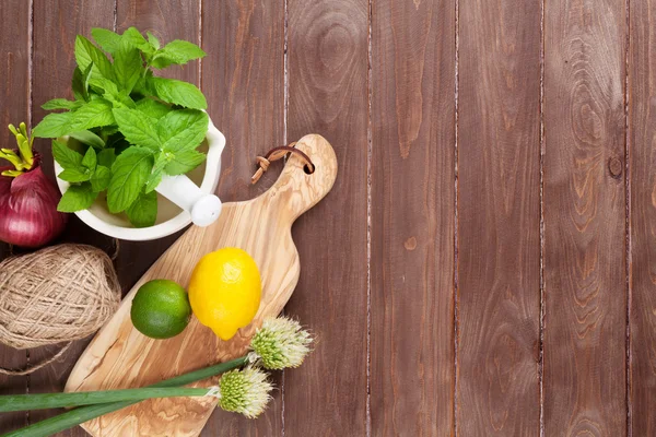 Herbes et épices fraîches sur la table de jardin — Photo