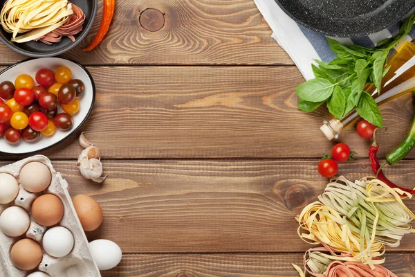 Zutaten und Utensilien zum Kochen von Nudeln auf dem Tisch — Stockfoto