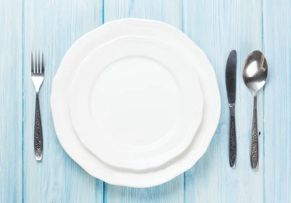 Пустая тарелка и столовое серебро на столе — стоковое фото