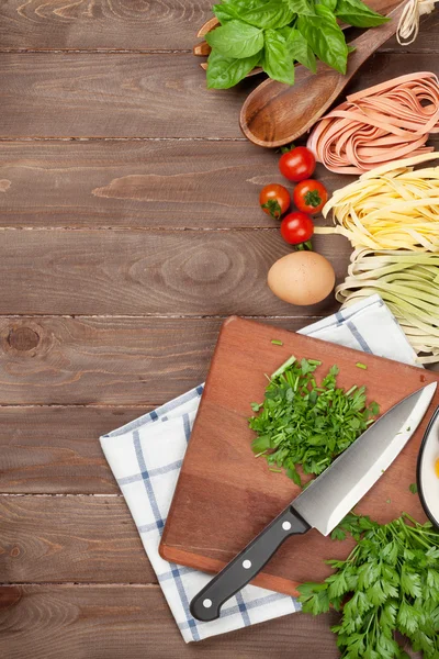 Pasta ingredientes de cocina y utensilios en la mesa —  Fotos de Stock
