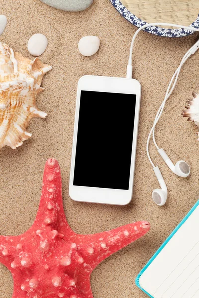 Smartphone su sabbia marina con stelle marine e conchiglie — Foto Stock