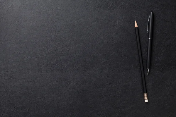 Mesa de escritório com caneta e lápis — Fotografia de Stock