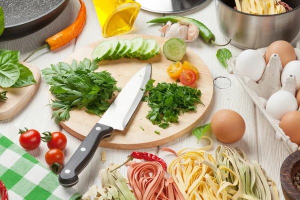 Pasta matlagning ingredienser och redskap på bord — Stockfoto