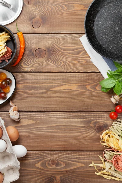 Ингредиенты для приготовления макарон и посуда на столе — стоковое фото