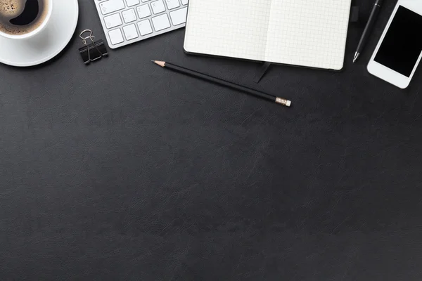 Escritório com computador, suprimentos e café — Fotografia de Stock