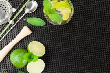 Mojito kokteyl ve malzemeler