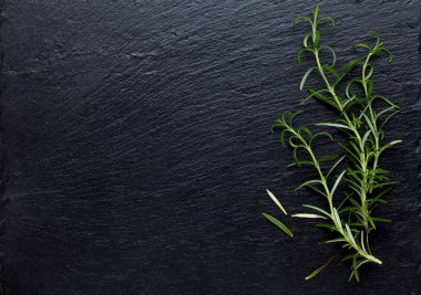 Biberiye bitki taş masada