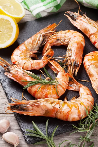 Grilled shrimps on stone plate — Stock Photo, Image