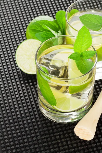 Mojito cocktail and ingredients — Stock Photo, Image