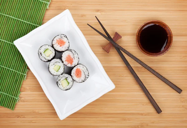 Conjunto de sushi, pauzinhos e molho de soja — Fotografia de Stock