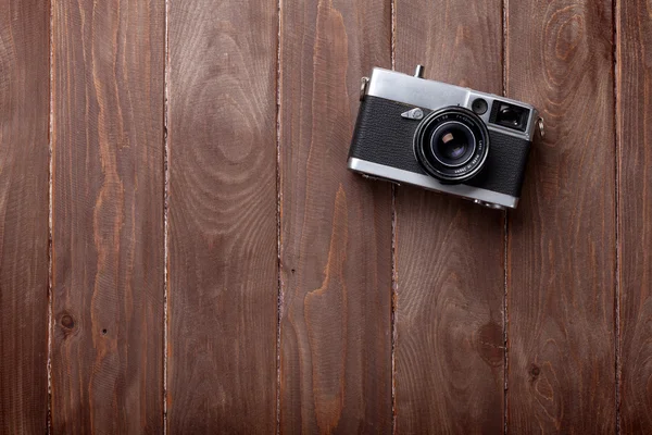 Cámara de película vintage sobre mesa de madera —  Fotos de Stock