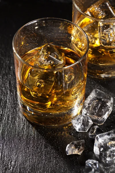 Bicchieri di whisky scozzese con ghiaccio — Foto Stock