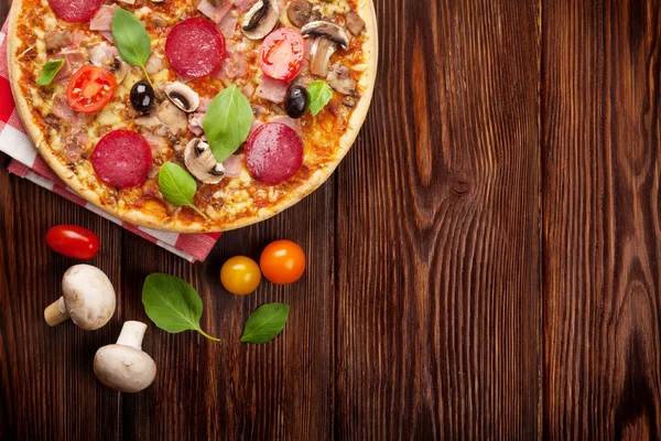 Italian pizza with pepperoni — Stock Photo, Image