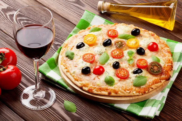 Italienische Pizza mit Käse — Stockfoto