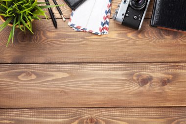Kamera ve ofis ahşap büro malzemeleri