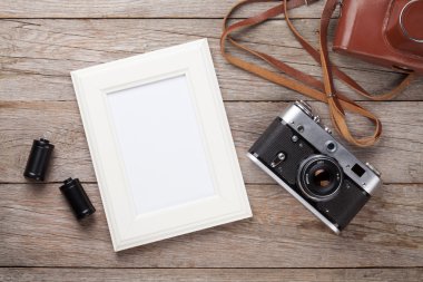 Vintage fotoğraf makinesi ve boş fotoğraf çerçevesi