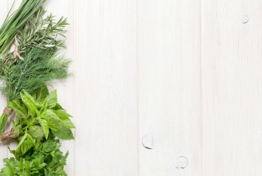 Ahşap masa üzerinde taze Bahçe otlar