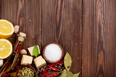 Ahşap arka planda çeşitli baharatlar