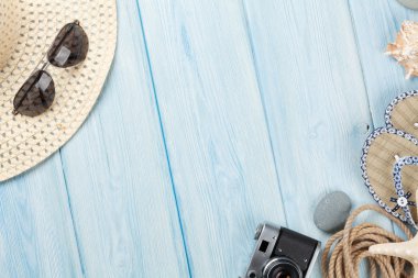 Seyahat ve tatil öğeler ahşap masa
