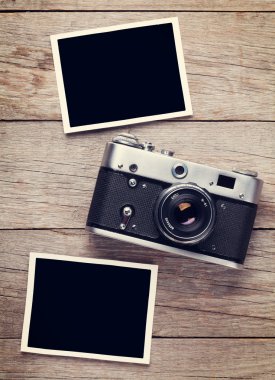 Vintage fotoğraf makinesi ve boş fotoğraf çerçeveleri