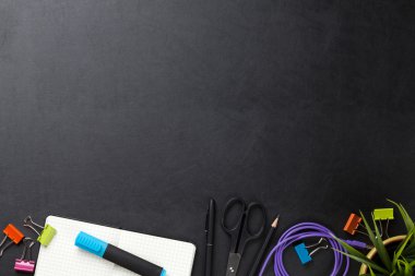 Malzemelerle dolu ofis masası.