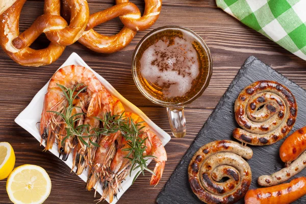 Tazza di birra, salsicce e pretzel — Foto Stock