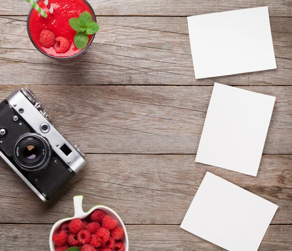 Cámara vintage, fotos y batido de frambuesa — Foto de Stock