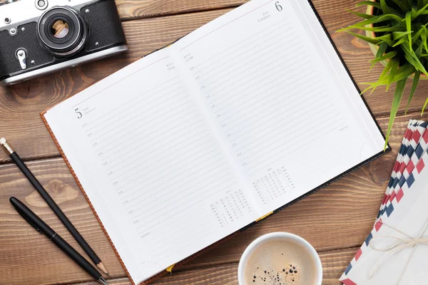 Escritorio de oficina con cuaderno de calendario —  Fotos de Stock