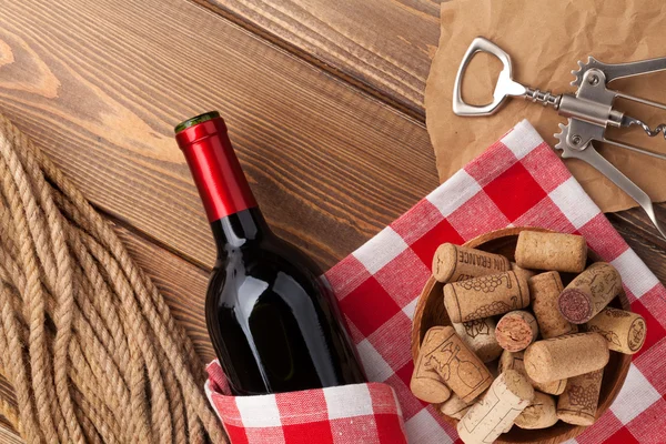 Piros bor üveg, parafa és dugóhúzó — Stock Fotó