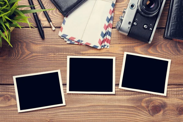 Marcos de fotos, cámara y suministros en la mesa — Foto de Stock