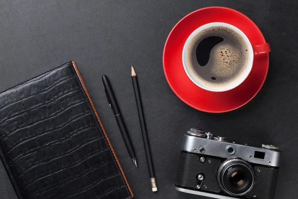 Bureau avec appareil photo, fournitures et tasse à café — Photo